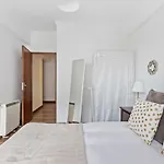 Bright&Spacious Three-Bed Apartment in Lisbon