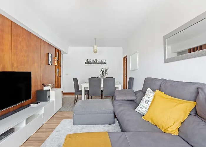 Bright&Spacious Three-Bed Apartment in Lisbon