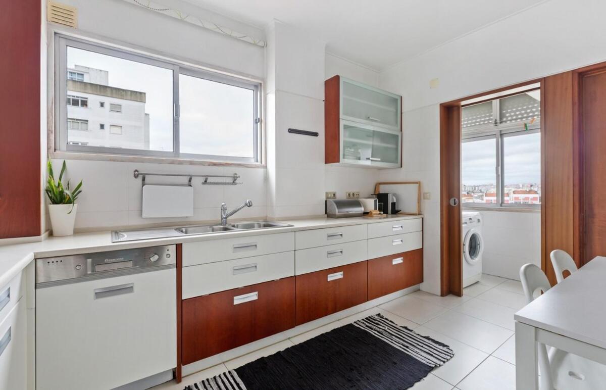 Spacious 3 Bedroom In Apartamento *