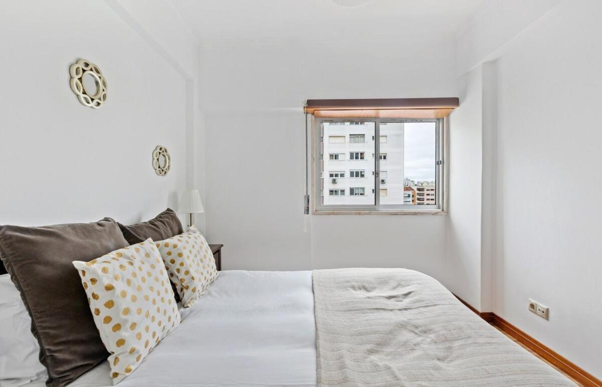 Spacious 3 Bedroom In Apartamento Lisboa