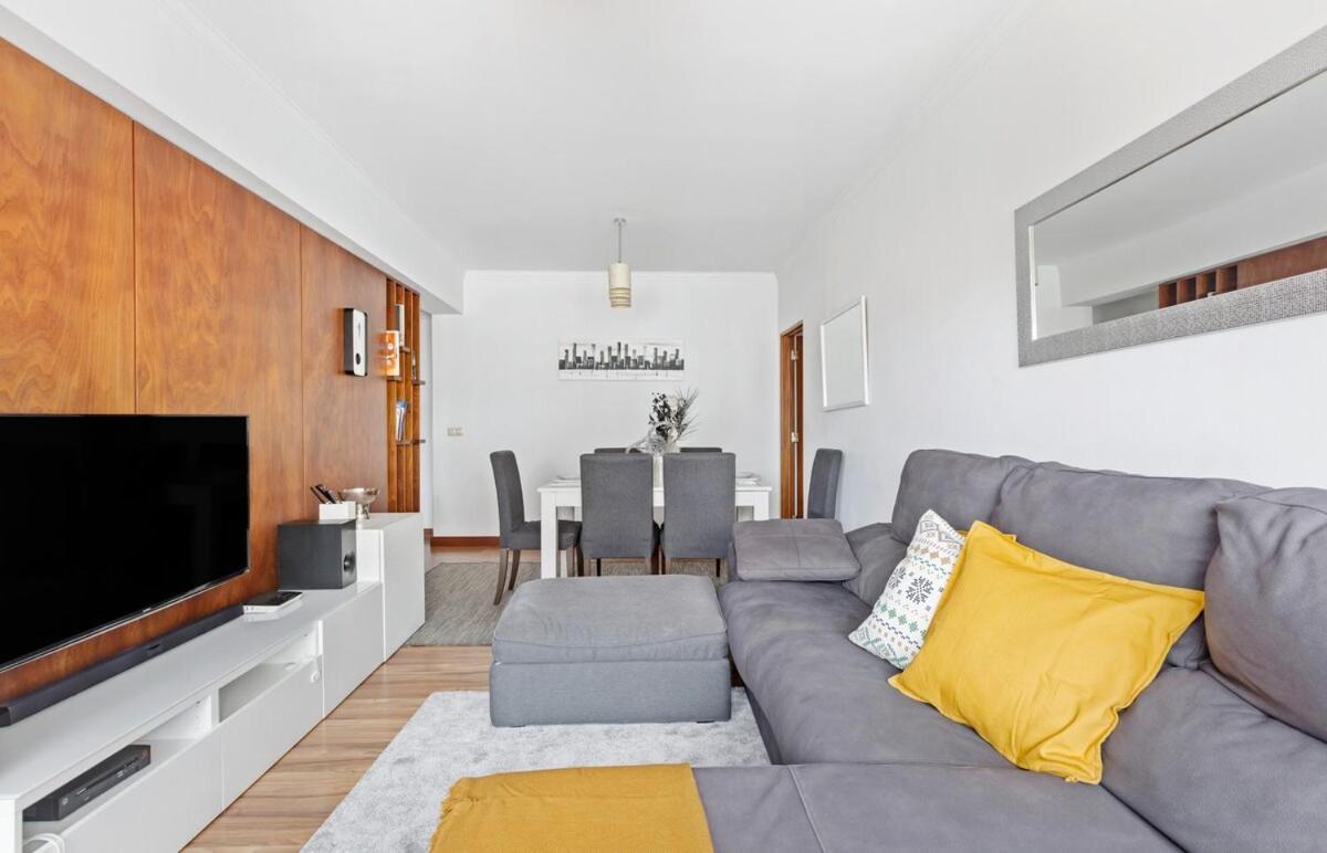 Spacious 3 Bedroom In Apartamento
